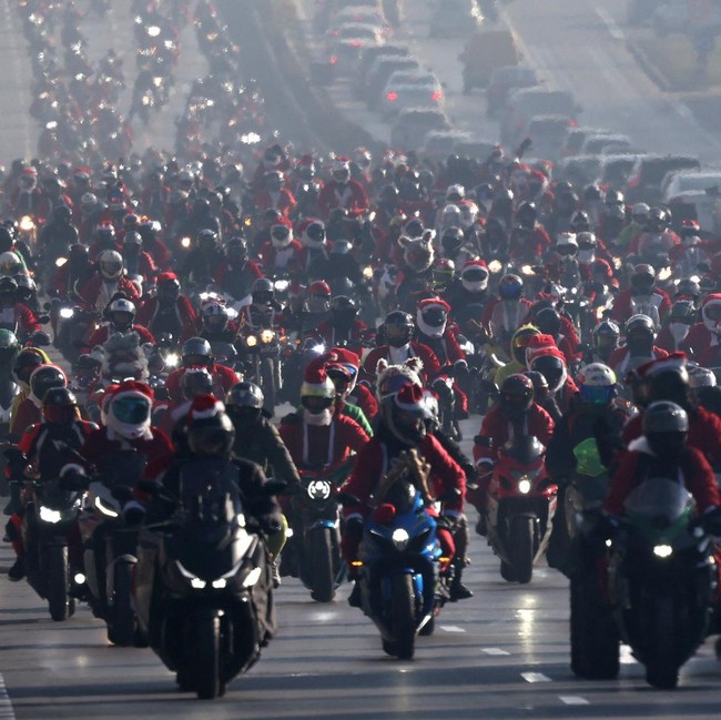 Deru Motor Para Santa Bawa Pesan Natal dan Kepedulian di Sofia