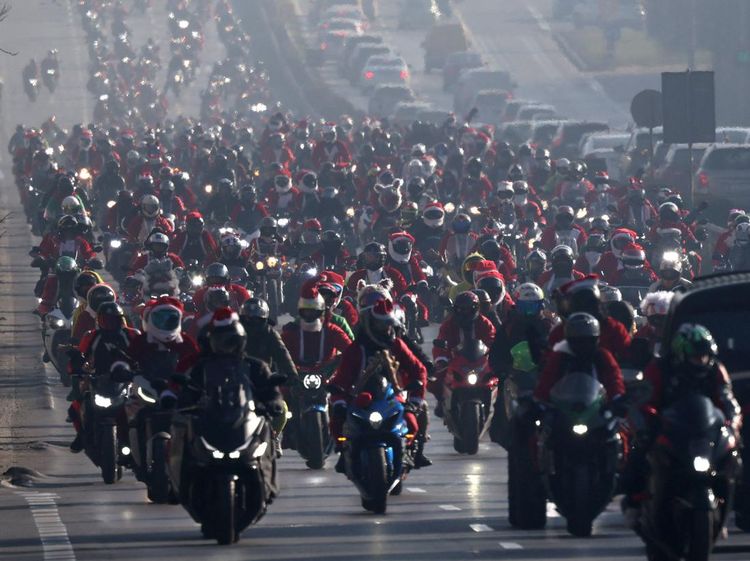 Deru Motor Para Santa Bawa Pesan Natal dan Kepedulian di Sofia