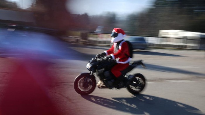 People dressed in Santa Claus costumes ride their motorbikes during the annual Santa Ride in Sofia, Bulgaria, December 20, 2025. REUTERS/Stoyan Nenov