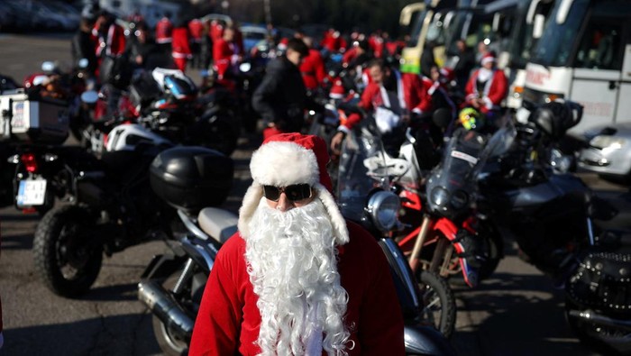 People dressed in Santa Claus costumes ride their motorbikes during the annual Santa Ride in Sofia, Bulgaria, December 20, 2025. REUTERS/Stoyan Nenov