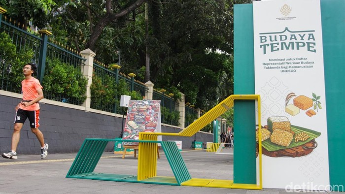 Pengunjung mengamati instalasi Festival Budaya Tempe di Halaman Kementerian Kebudayaan, Jakarta, Minggu (21/12/2025).