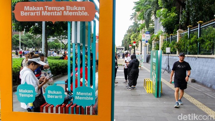 Pengunjung mengamati instalasi Festival Budaya Tempe di Halaman Kementerian Kebudayaan, Jakarta, Minggu (21/12/2025).