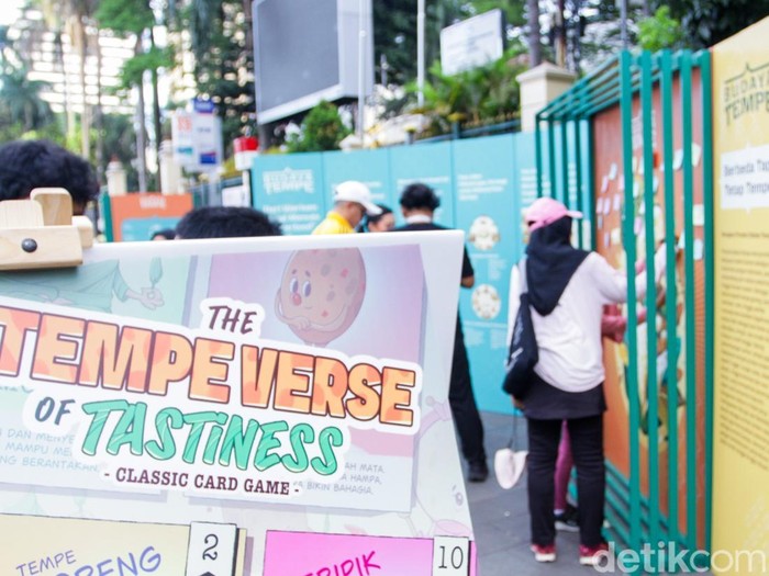 Pengunjung mengamati instalasi Festival Budaya Tempe di Halaman Kementerian Kebudayaan, Jakarta, Minggu (21/12/2025).