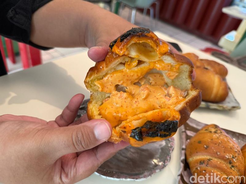 Fleur by Raja, salt bread viral di Blok M