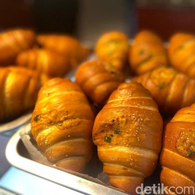 Laris Manis! Ini Salt Bread Salmon Mentai yang Hits di Blok M