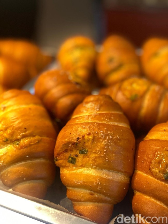 Laris Manis! Ini Salt Bread Salmon Mentai yang Hits di Blok M