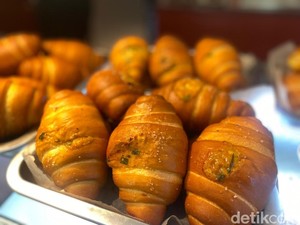 Laris Manis! Ini Salt Bread Salmon Mentai yang Hits di Blok M