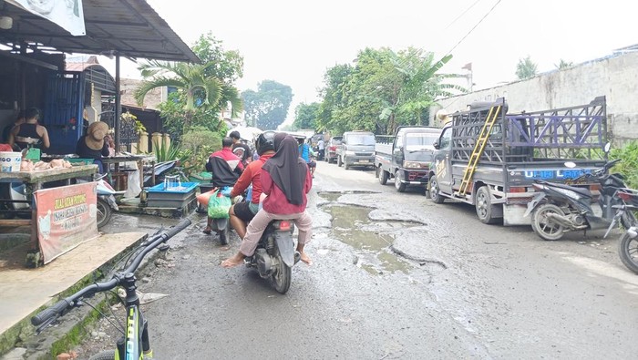 Jalan Pajak Pagi Padang Bulan Medan Berlubang dan Becek, Warga Ngeluh