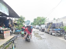 Jalan Pajak Pagi Padang Bulan Medan Berlubang dan Becek, Warga Ngeluh