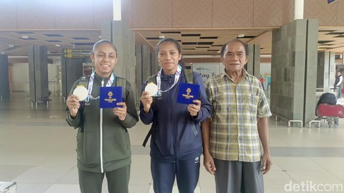 Dua pemain Timnas Futsal Putri Indonesia tiba di Bandara El Tari Kupang, Minggu (21/12/2025).