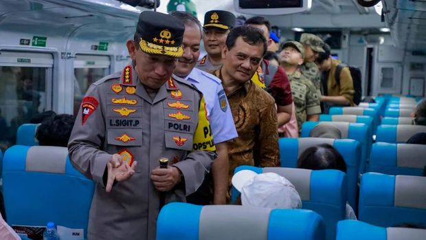 Gubernur Jateng, Ahmad Luthfi, saat mendampingi Kapolri Jenderal Listyo Sigit Prabowo yang melakukan kunjungan kerja di Pos Pelayanan Perayaan Natal 2025 dan Tahun Baru 2026 di Stasiun Tawang, Kota Semarang, Minggu (21/12/2025).
