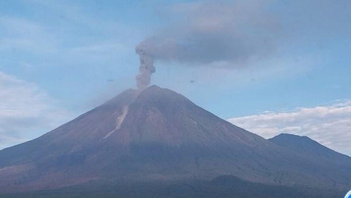 Gunung Semeru Erupsi Lagi Pagi Ini, Tinggi Letusan Capai 1,2 Km