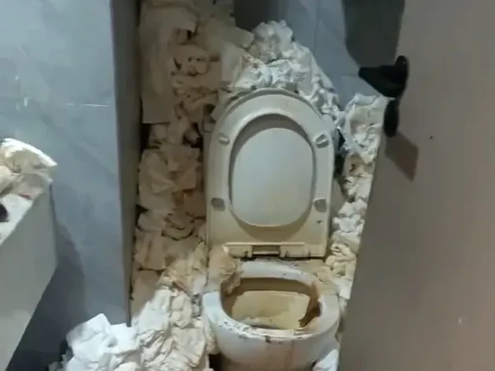 Gunungan sampah di kamar hotel yang dihuni 2 tahun