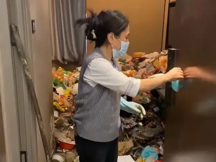 Gunungan sampah di kamar hotel yang dihuni 2 tahun