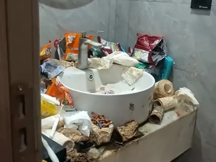 Gunungan sampah di kamar hotel yang dihuni 2 tahun