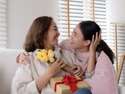 10 Ide Hadiah Hari Ibu yang Berkesan dan Tak Terlupakan