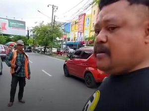 Pria Atur Parkir di Bahu Jalan Makassar Jukir Resmi tapi Lalai Pakai Atribut