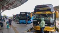 Bus antarkota terlihat keluar masuk terminal dengan intensitas tinggi, melayani ribuan penumpang yang berangkat setiap hari selama masa libur akhir tahun.