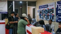 Antrean penumpang mengular di area loket tiket bus antarkota di Terminal Pulo Gebang, menandai tingginya permintaan perjalanan selama periode Nataru.