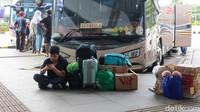Terminal Pulo Gebang menjadi salah satu titik keberangkatan utama masyarakat yang menggunakan transportasi bus jarak jauh. Jumlah penumpang yang berangkat dari Terminal Pulo Gebang, mengalami peningkatan. Rata-rata lebih dari 2.000 orang tercatat berangkat setiap harinya.