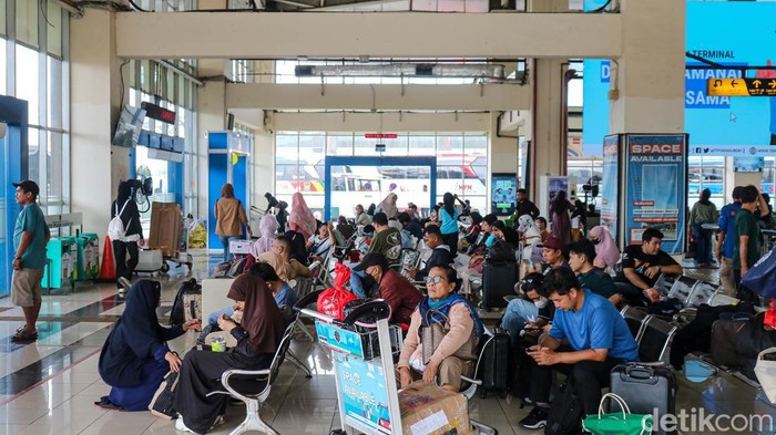 Penumpang memadati area keberangkatan Terminal Pulo Gebang, Jakarta Timur, Minggu (21/12/2025), seiring meningkatnya arus perjalanan jelang libur Natal dan Tahun Baru.