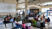 Sejumlah calon penumpang terlihat memenuhi ruang tunggu sambil membawa barang bawaan untuk bepergian ke luar kota atau pulang ke kampung halaman.