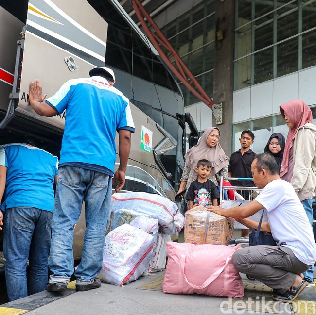 Jelang Libur Akhir Tahun, Aktivitas Penumpang Meningkat di Terminal Pulo Gebang