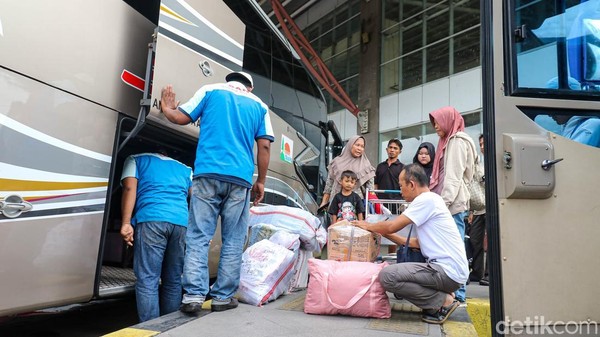 Jelang Libur Akhir Tahun, Aktivitas Penumpang Meningkat di Terminal Pulo Gebang
