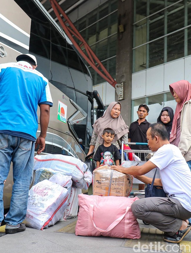 Jelang Libur Akhir Tahun, Aktivitas Penumpang Meningkat di Terminal Pulo Gebang