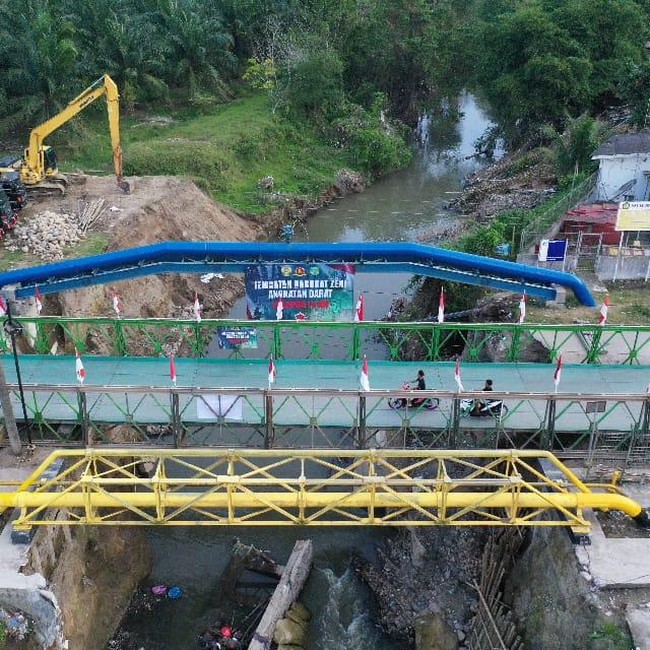 Satgas Yon Zipur 11/DW Bareng Dinas PU Selesaikan Jembatan Super Compact 200