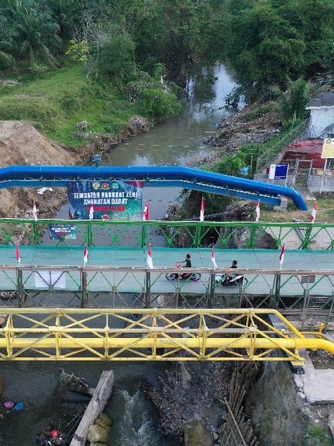 Satgas Yon Zipur 11/DW Bareng Dinas PU Selesaikan Jembatan Super Compact 200