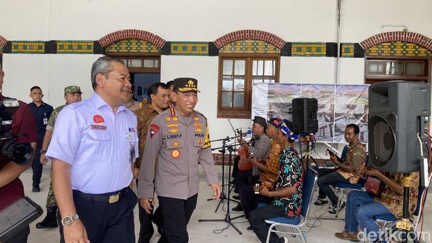 Kapolri Jenderal Listyo Sigit Prabowo mengunjungi Stasiun Semarang Tawang, Minggu (21/12/2025).