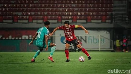 Kapten Bali United, Ricky Fajrin (kanan) berhadapan dengan pemain PSBS Biak dalam Liga 1 musim lalu di Stadion Kapten I Wayan Dipta, Gianyar.