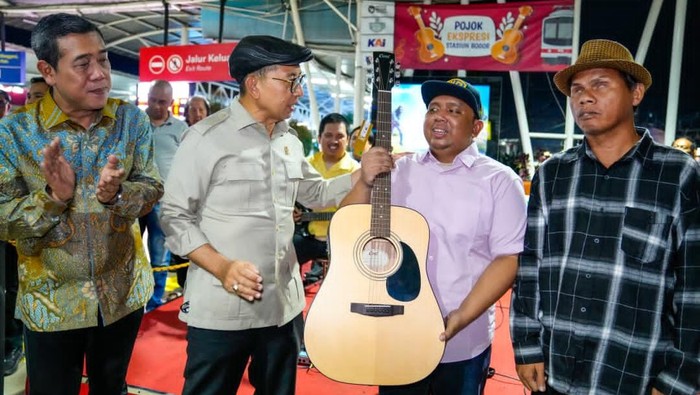 Kemenbud Serahkan Bantuan Alat Musik buat Musisi Jalanan di Bogor
