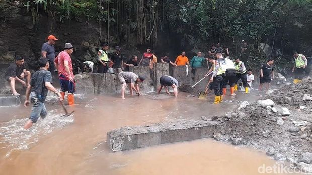 Kolam pemandian Pancuran 13 Guci Tegal diperbaiki usai hilang dihantam banjir bandang, Minggu (21/12/2025)