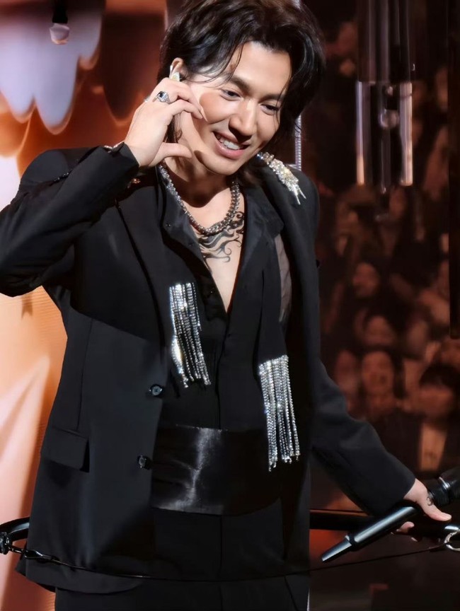 Jerry Yan kembali menuai sorotan karena pesonanya. Netizen mengaku tidak terkejut bahwa F4 tidak lengkap melainkan fakta bahwa Jerry Yan tetap awet muda dan memiliki kilau yang sama di matanya bahkan sejak 24 tahun lalu.Foto: Weibo