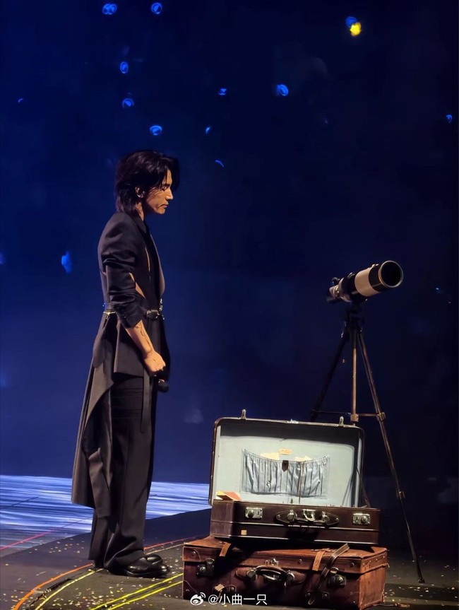 F3 dan Ashin membawakan sejumlah hits mereka, termasuk Meteor Rain, Cant Help Falling In Love, Ask For More, dan lain-lain. Adapun penampilan solo keempat penampilan. Jerry Yan membawakan lagunya, I Truly Love You. Foto: Weibo