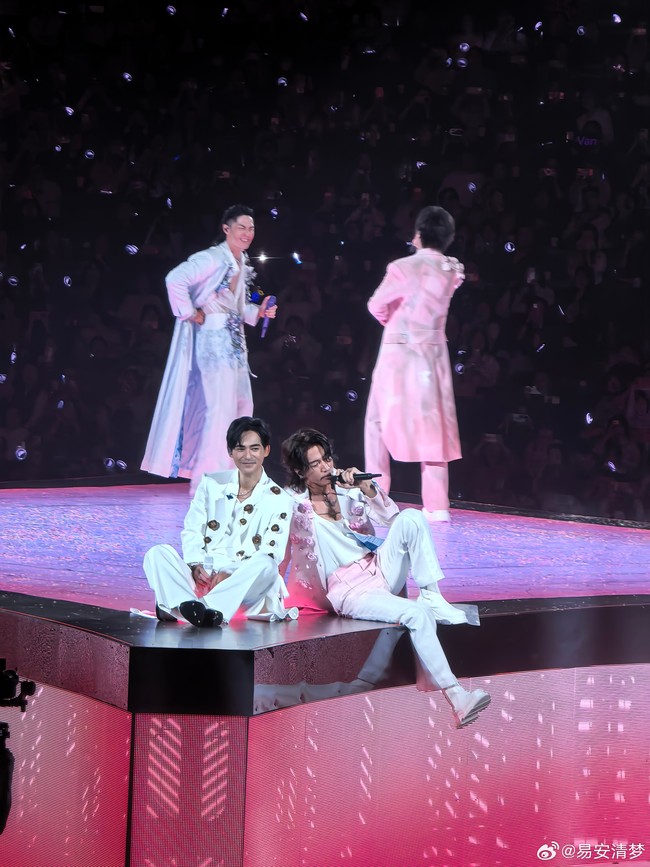 Lagu-lagu dan kebersamaan F3 sukses bikin para penggemar nostalgia. Keempat bintang Taiwan tersebut juga menyanyikan sebuah lagu baru berjudul Forever Forever. Foto: Weibo