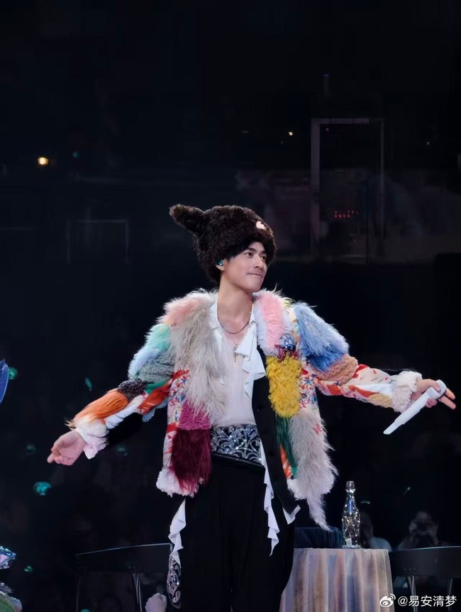 Begini gaya Vic Chou ketika tampil dengan topi kucing yang membuatnya semakin menggemaskan di mata penggemar. Foto: Weibo