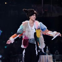 Begini gaya Vic Chou ketika tampil dengan topi kucing yang membuatnya semakin menggemaskan di mata penggemar. Foto: Weibo