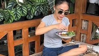 Asyik makan lesehan! Ibu dua anak ini memilih menu ikan asin dan lalapan seperti terong, daun pepaya, dan daun poh-pohan! Foto: TikTok yunishara_real
