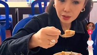 Semangkuk soto pesanan Yuni Shara. Terlihat penuh isian daging ayam dan campuran nasi di dalamnya. Foto: TikTok yunishara_real
