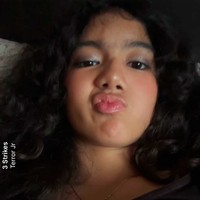 Leticia memang mewarisi kecantikan ibunya. Pesona remaja tersebut semakin unik dan mencuri perhatian karena rambut keritingnya yang panjang. Foto: Instagram