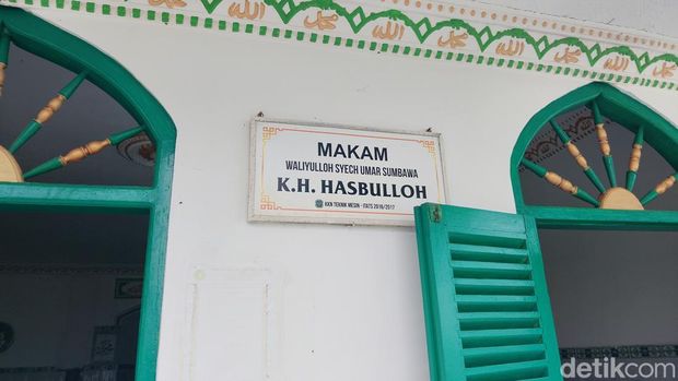 makam Syekh Umar Sumbawa Makam Syekh Umar Sumbawa terletak berdampingan dengan makam K.H. Hasbullah, di dalam sebuah bangunan sederhana yang menyatu dengan musala, tepat di selatan Benteng Kedung Cowek.