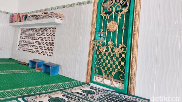 makam Syekh Umar Sumbawa Makam Syekh Umar Sumbawa terletak berdampingan dengan makam K.H. Hasbullah, di dalam sebuah bangunan sederhana yang menyatu dengan musala, tepat di selatan Benteng Kedung Cowek.