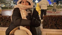 Liburan ke Disneyland juga tak boleh ketinggalan. Walaupun datang saat musim dingin, Marsha memilih segelas minuman hangat agar tetap menghangatkan tubuhnya sambil menikmati wahana di sana. Foto: Instagram/aruanmarsha