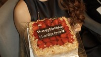 Perayaan ulang tahunnya lalu dihadiri oleh teman-teman dan sahabat dekatnya. Kue yang cantik dengan topping strawberry melengkapi acara pesta tersebut. Foto: Instagram/aruanmarsha