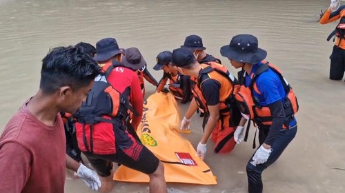 Tim SAR saat mengevakuasi jasad Imanuel Modok dalam kondisi tewas di Sungai Tarus, Desa Mata Air, Kabupaten Kupang, NTT, Minggu (21/12/2025) pagi.