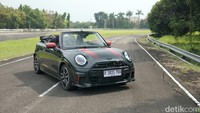 Tes Lengkap MINI Cabrio JCW: Mobil Seksi dengan Performa Luar Biasa!