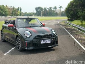Tes Lengkap MINI Cabrio JCW: Mobil Seksi dengan Performa Luar Biasa!